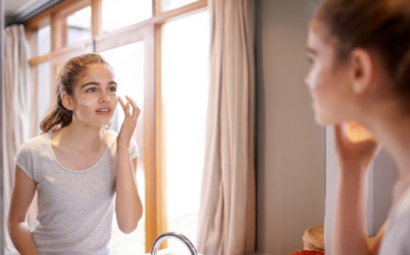 Thoa kem chống nắng nhằm bảo vệ da khỏi tác động xấu bên ngoài môi trường