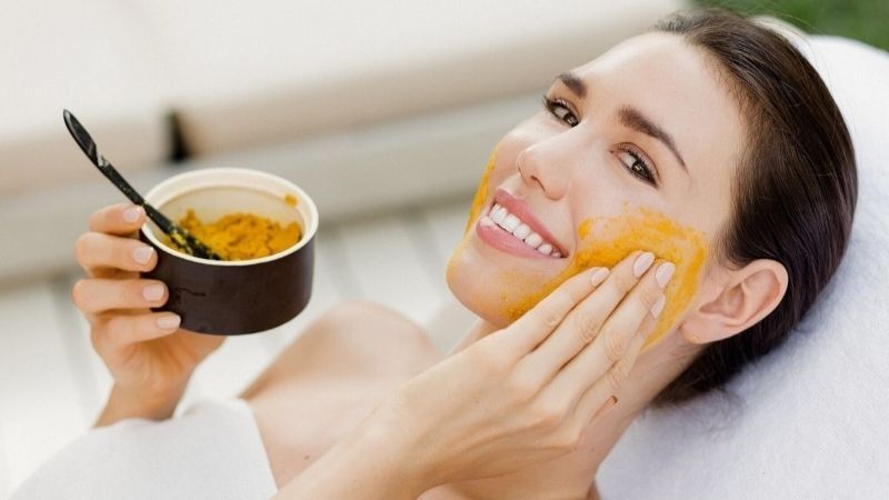 Đắp mặt nạ nghệ, mật ong và sữa chua mang tới công dụng dưỡng trắng và cấp ẩm hiệu quả