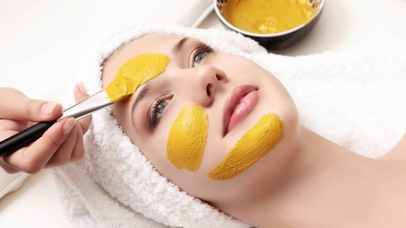 làm trắng da bằng tinh bột nghệ